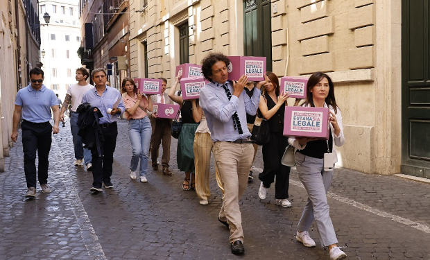 Fine vita, depositate in Senato le 74.039 firme raccolte per la legge di iniziativa popolare per legalizzare l’eutanasia